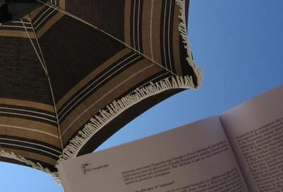Libri sotto l’ombrellone: tre suggerimenti per l’estate