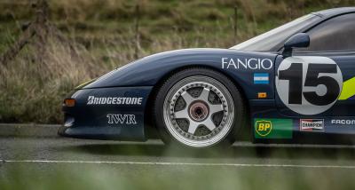 Ammiriamo una rarissima Jaguar XJR-15 guidata a Silverstone da Fangio