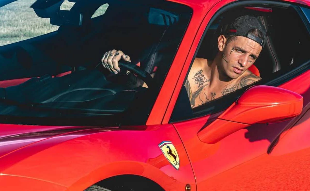 Un giorno la Ferrari, un giorno il Suv | Achille Lauro e la sua “bipolarità automobilistica”: non riesce proprio a scegliere