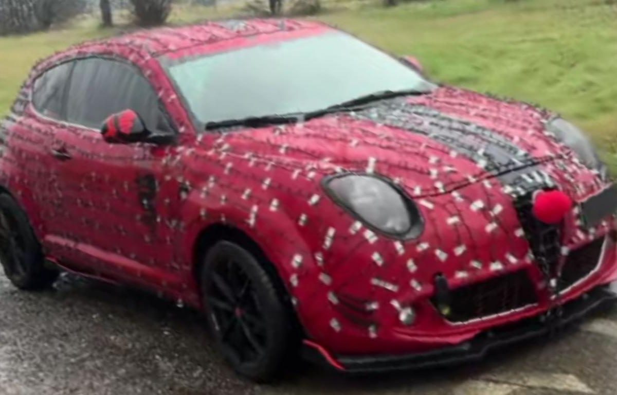 Questo ragazzo ha trasformato la sua auto in un albero di Natale ambulante | Illuminata di notte sembra una navicella aliena (VIDEO)