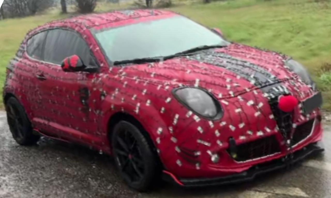 Questo ragazzo ha trasformato la sua auto in un albero di Natale ambulante | Illuminata di notte sembra una navicella aliena (VIDEO)