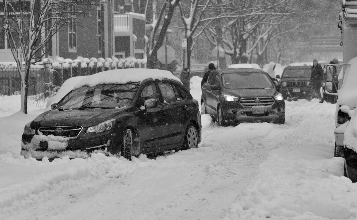 Quando nevica (o piove) devi usare solo queste marce | così tieni l’auto agganciata a terra: il segreto dei montanari