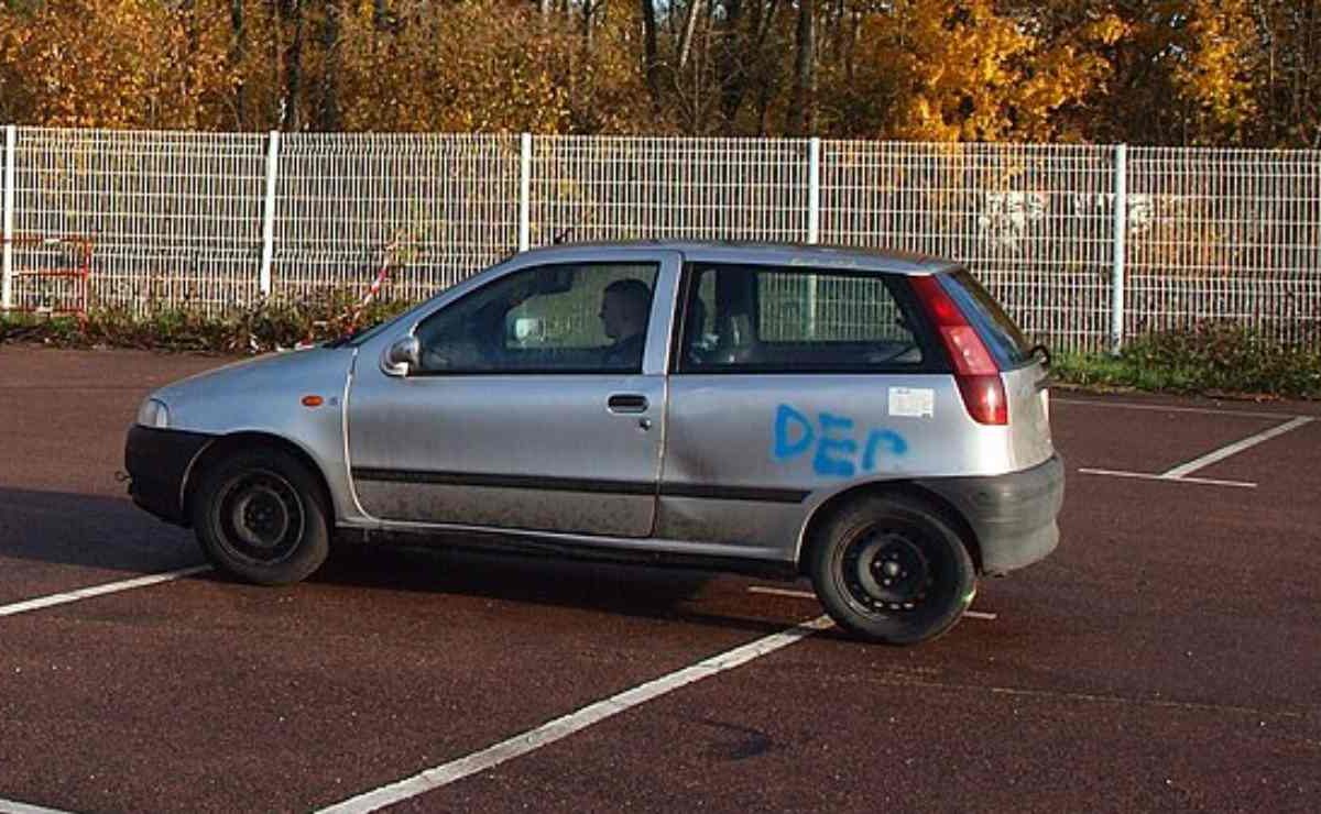 Fiat Punto, ragazzino scopre per caso una funzione segreta dei fari | Gli ingegneri l’avevano nascosta da 30 anni