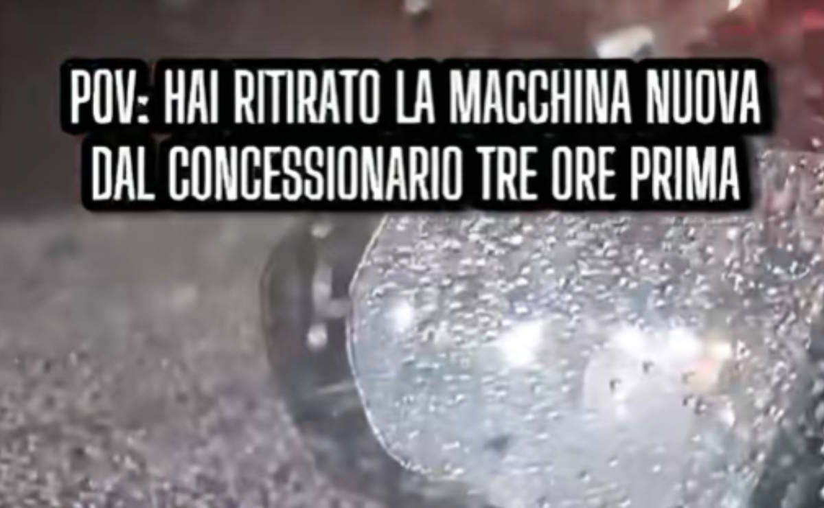 Compra il suo primo Mercedes da concessionario, 3 ore dopo comincia a grandinare | Il video bloccato nell’abitacolo: “Me la sta spaccando”