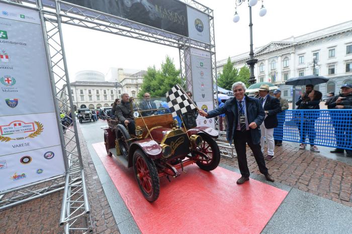 âIl fascino di unâEpocaâ, defilÃ© di auto e moto anteguerra da Varese a Milano