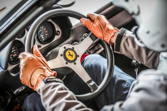 Non hai mai guidato una “storica”? Comincia con una Ferrari!