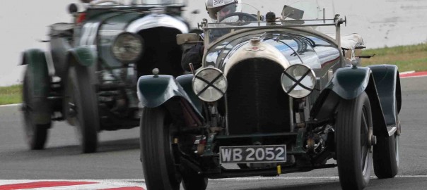 Nove decadi di Bentley in gara a Donington Park
