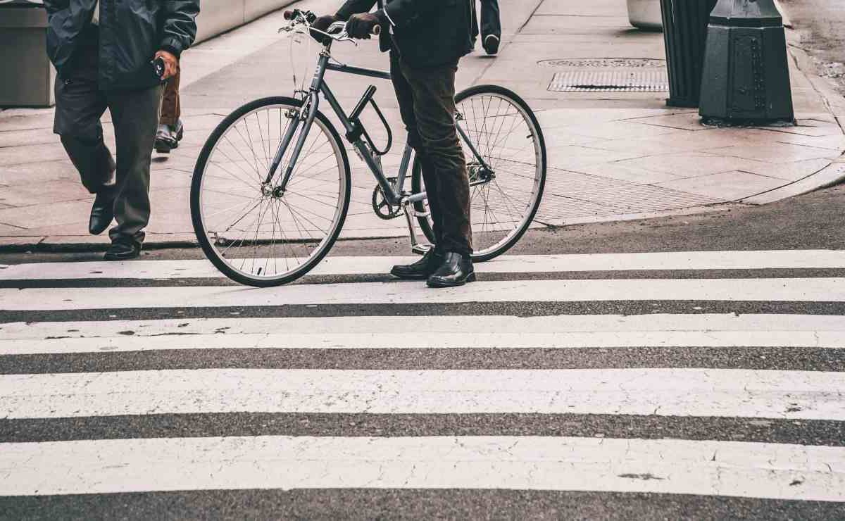 Devo lasciare passare una bicicletta che aspetta sulle strisce pedonali? La risposta non è così scontata | Ecco chi ha la precedenza