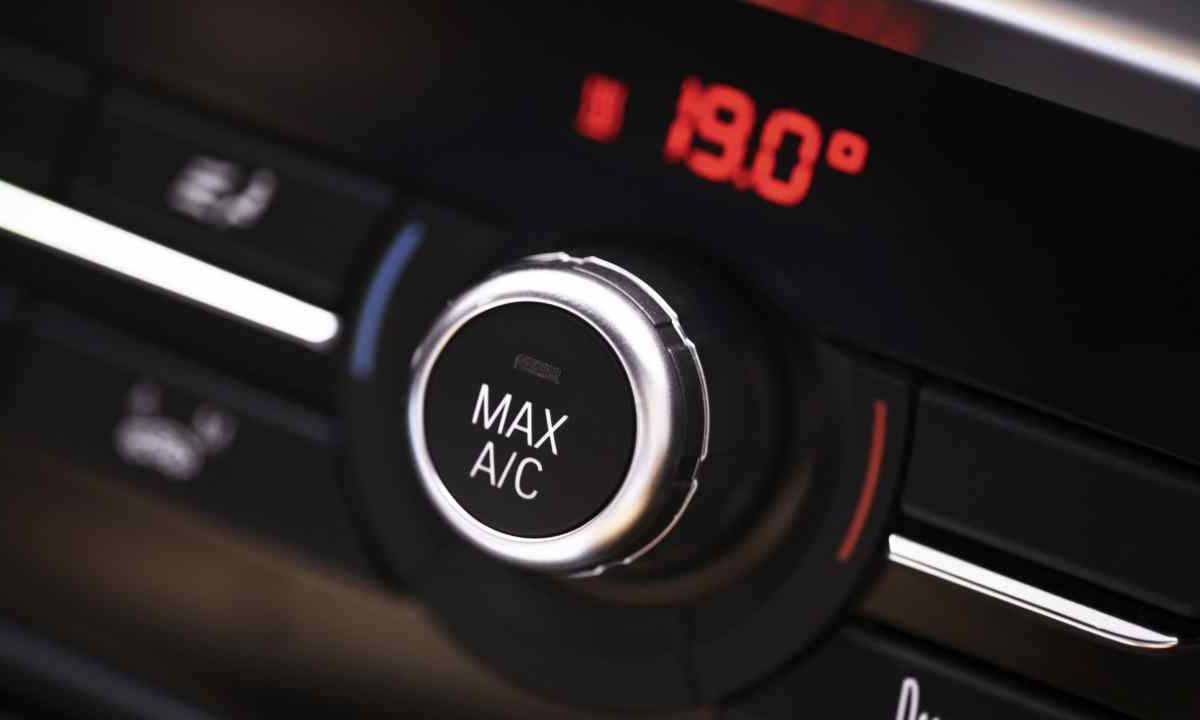 Accende la stufa in macchina: multato dall’articolo 157 | Morto di freddo SI, inquinatore NO