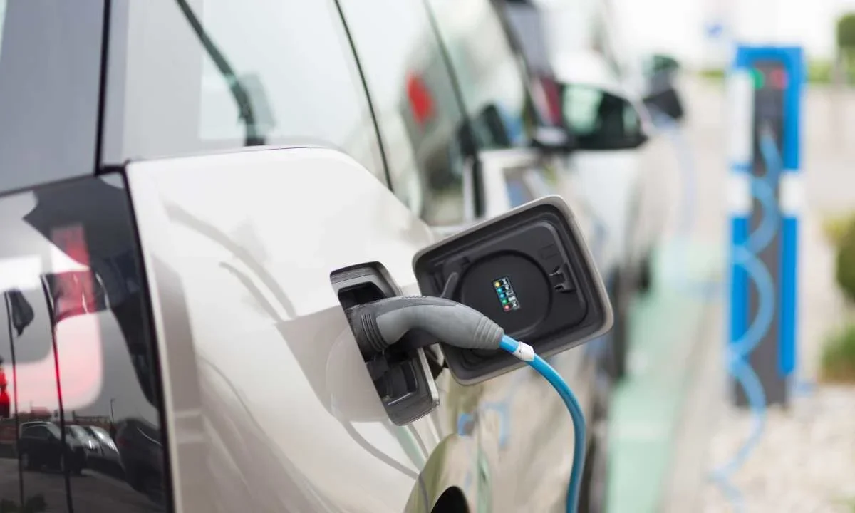 Quello che i venditori di auto elettriche non ti dicono: devi farlo sempre prima di collegare la presa | Solo così eviti guai