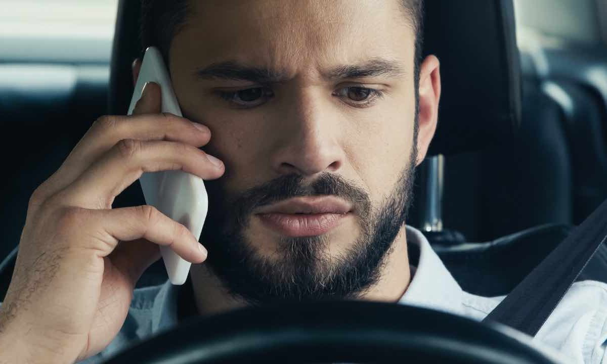 C’è un solo caso in cui puoi usare il telefono alla guida col nuovo CdS “Salvini” (e le emergenze al 112 non c’entrano niente)