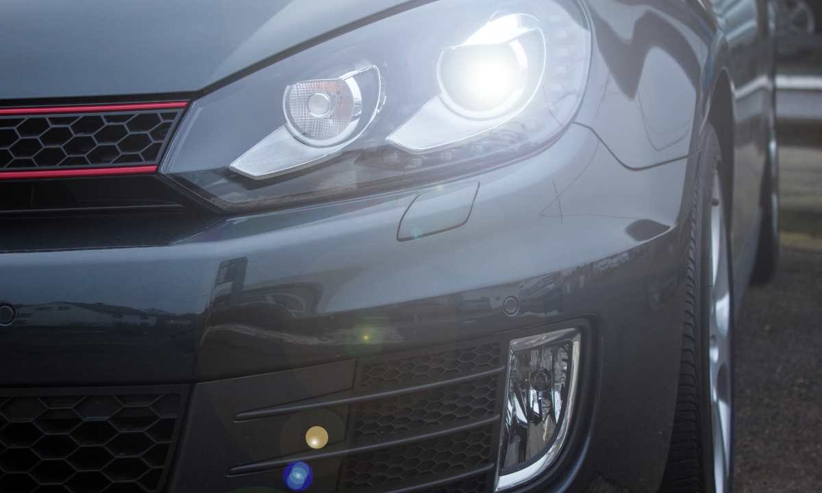 Accende i fendinebbia “per farsi vedere meglio”: dietro c’è la pattuglia | Multato senza pietà