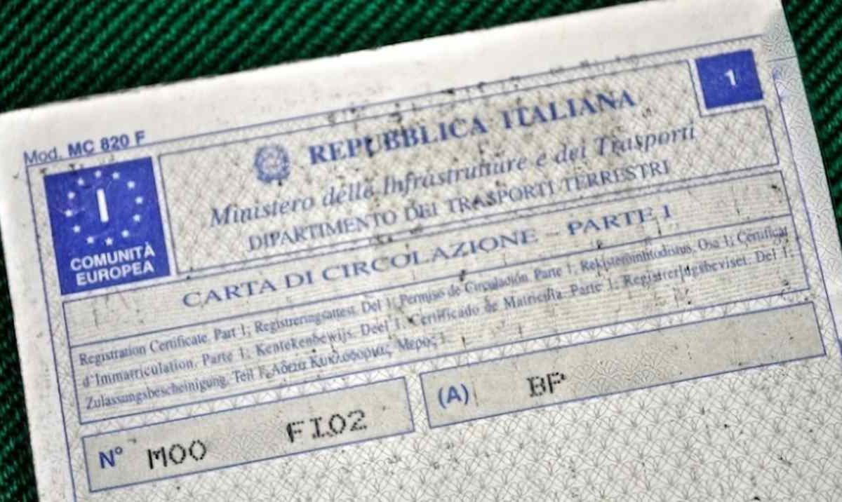 “Prego, favorisca il C.2.1” | Libretto di circolazione, scatta la multa obbligatoria: deve riportare esattamente il tuo nome