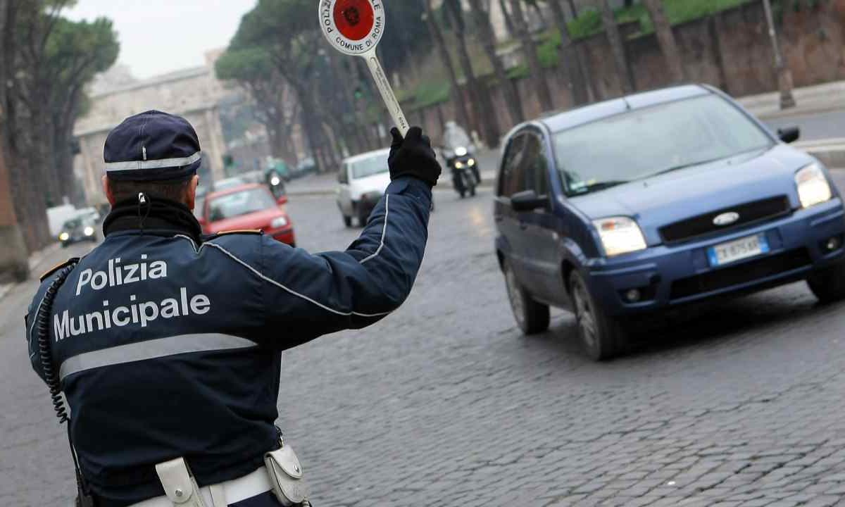 “Lo sa perchè l’abbiamo fermata?” | Non rispondere così: scatta il controllo preventivo su tutto l’abitacolo