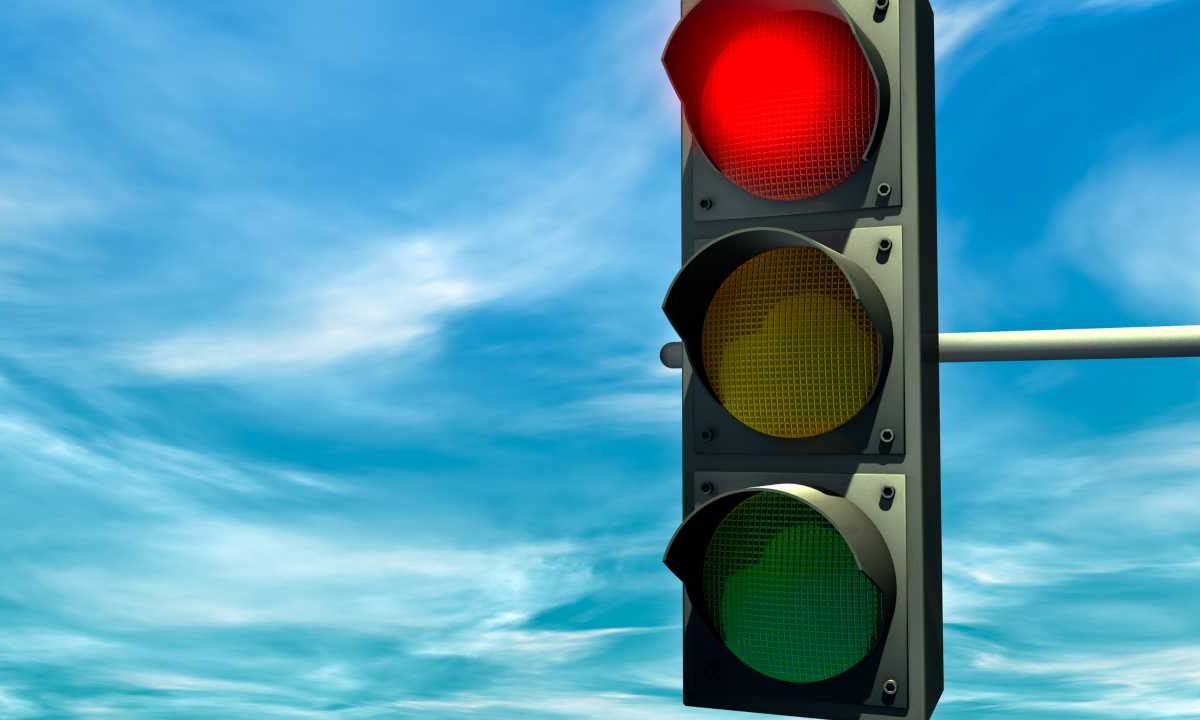 “Gli rispondo ora che sto fermo al semaforo” | Il vigile lo vede e lo multa: ecco perché ha ragione al 100%