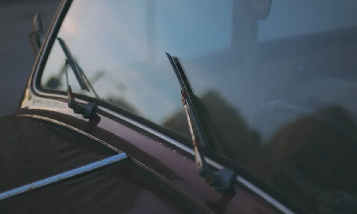 “Un giro di tergicristalli prima di parcheggiare” | Il trucco dei meccanici norvegesi che ti salva la vita la mattina dopo