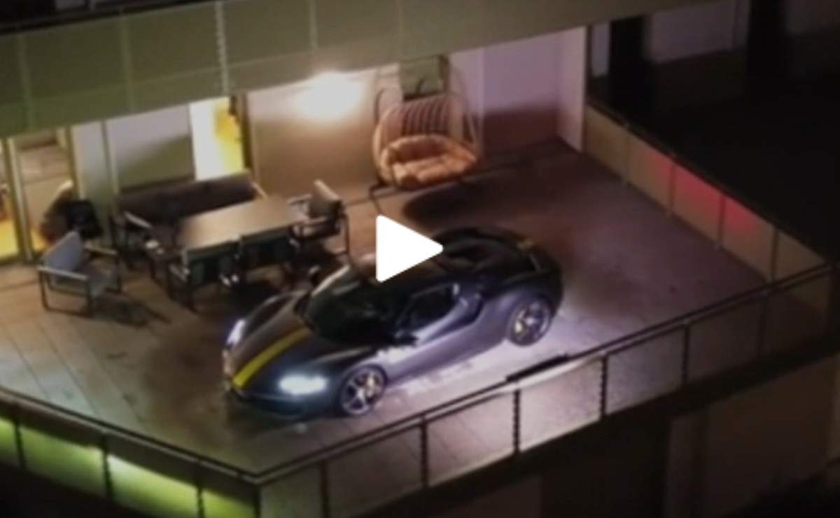 Come caspita ha fatto a parcheggiare una Ferrari sul balcone? | Scattata la denuncia alle autorità austriache