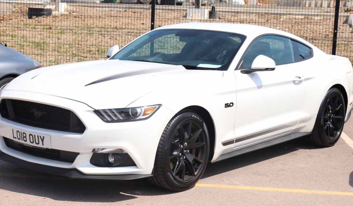 “Vendo Mustang allo stesso prezzo di una 500 elettrica” | Questo autosalone vuole rovinarsi: una vera bestia a 27mila euro