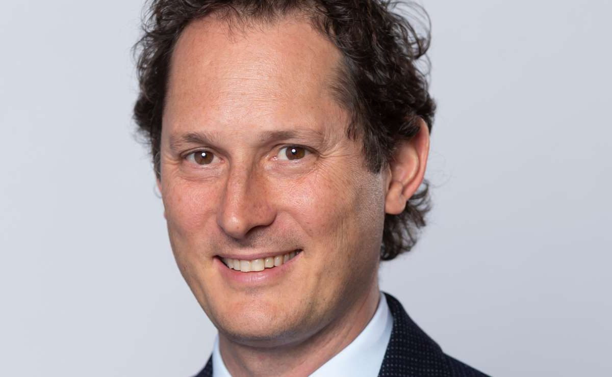 Ma John Elkann che auto ha? Niente Stellantis per il re dei motori italiani | Ferrari FF blu: la più lunga di tutte