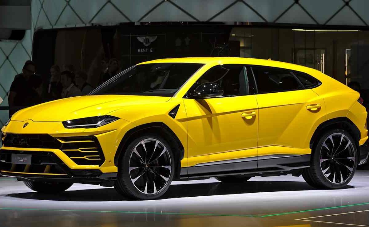 20mila euro per cambiare le pastiglie dei freni | L’auto più italiana di tutte è anche quella più costosa: la maledetta (e bellissima) Urus