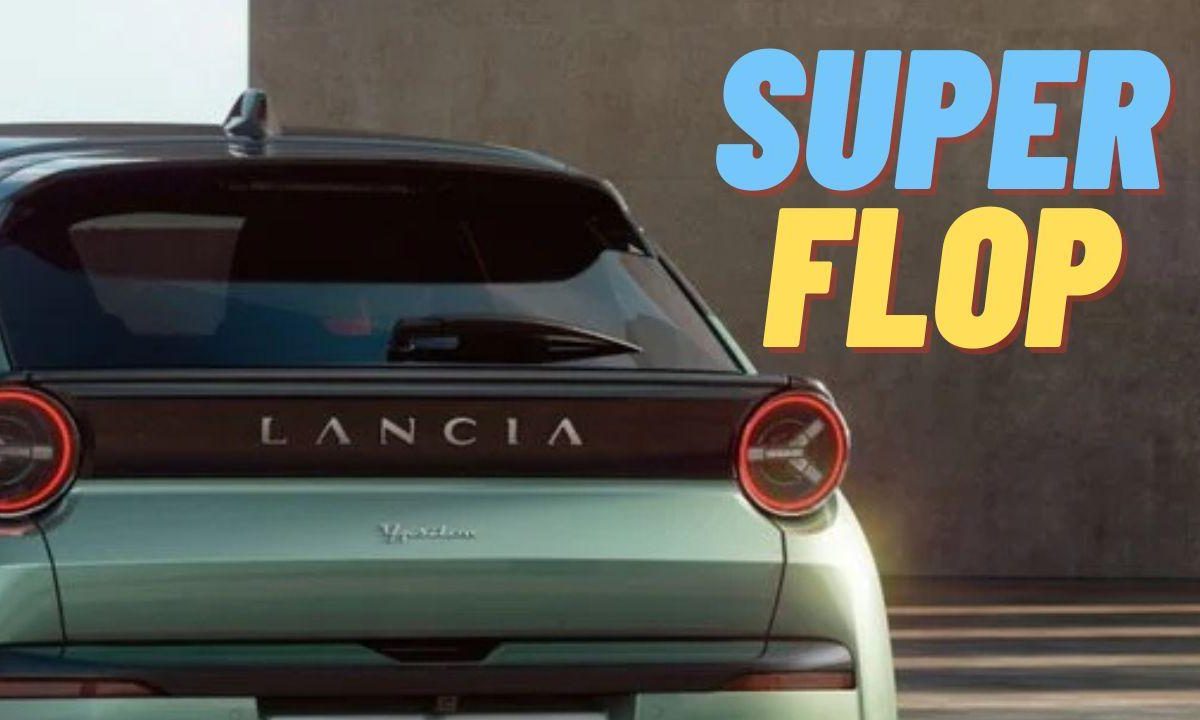 Depressione totale Lancia: sta vendendo meno macchine di Ferrari | Con quei prezzi forse conviene davvero la Rossa