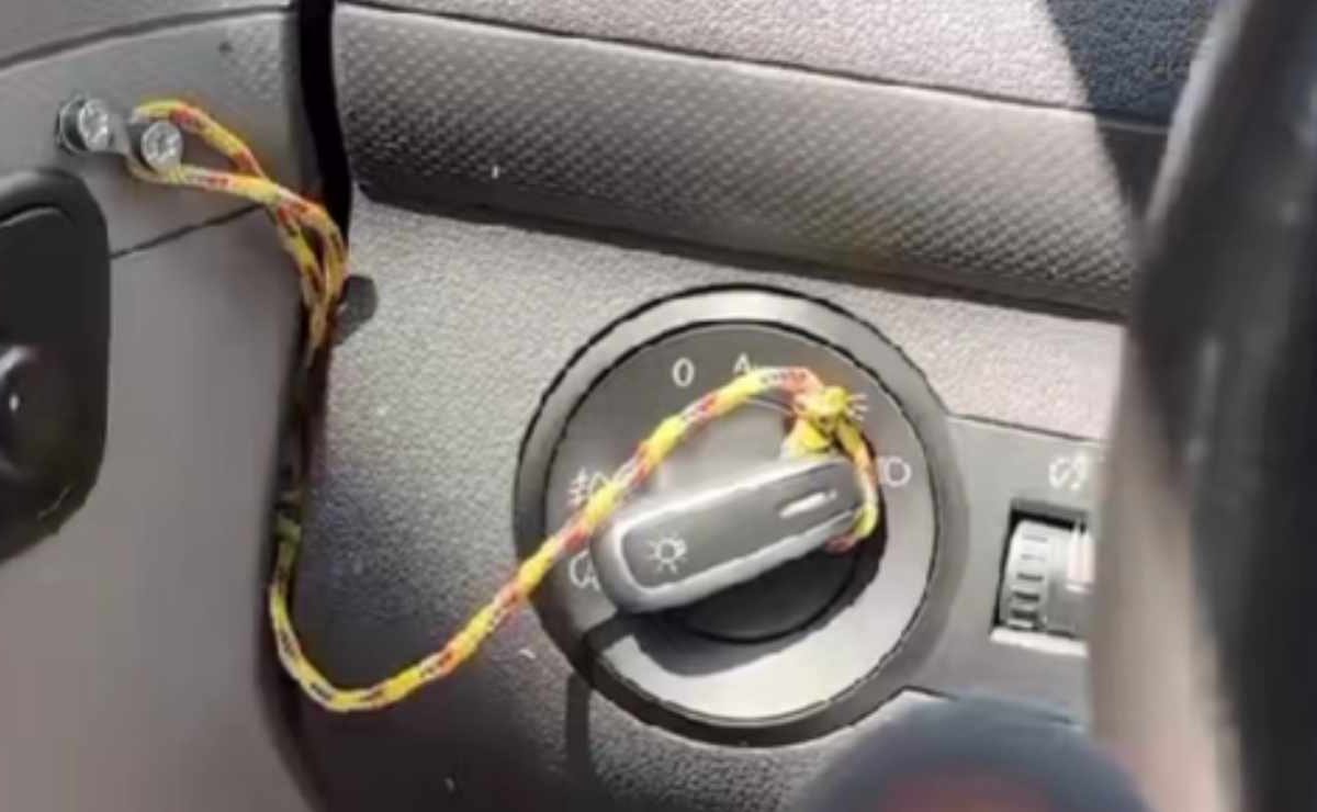 Questo ragazzo ha inventato la soluzione per il problema del secolo: le auto che non spengono le luci in automatico | Ti basta una piccola corda
