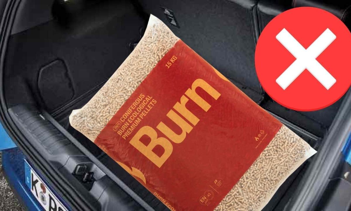 Codice della strada, non puoi trasportare più sacchi di pellet nel portabagagli | Il motivo è banalissimo (ma ti multano comunque)