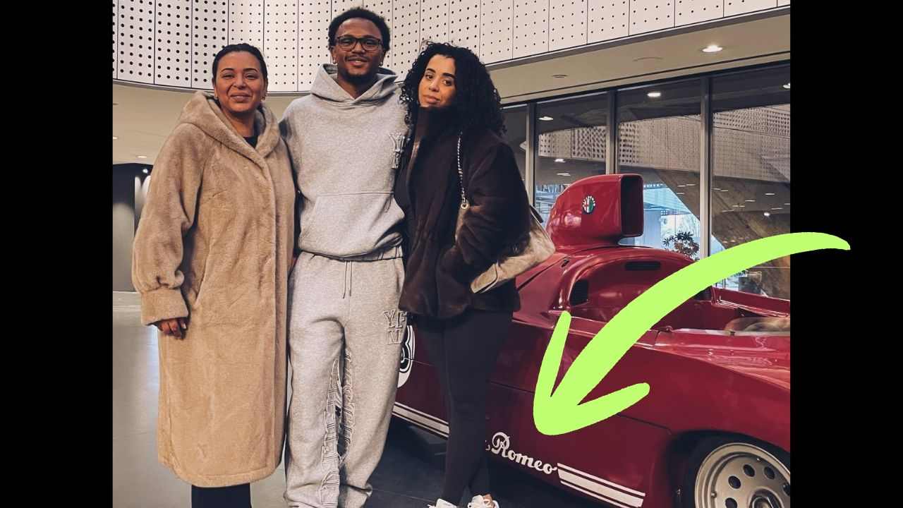 Né Audi né Porsche: Openda (Juve) completamente pazzo per l’Alfa Romeo | La prima cosa che ha presentato ai parenti in visita