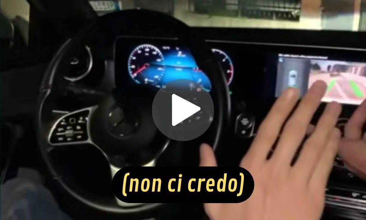 Mercedes, usa il “pilota automatico” per parcheggiare e sbatte contro un’altra auto | Appena ritirata dal concessionario (VIDEO)