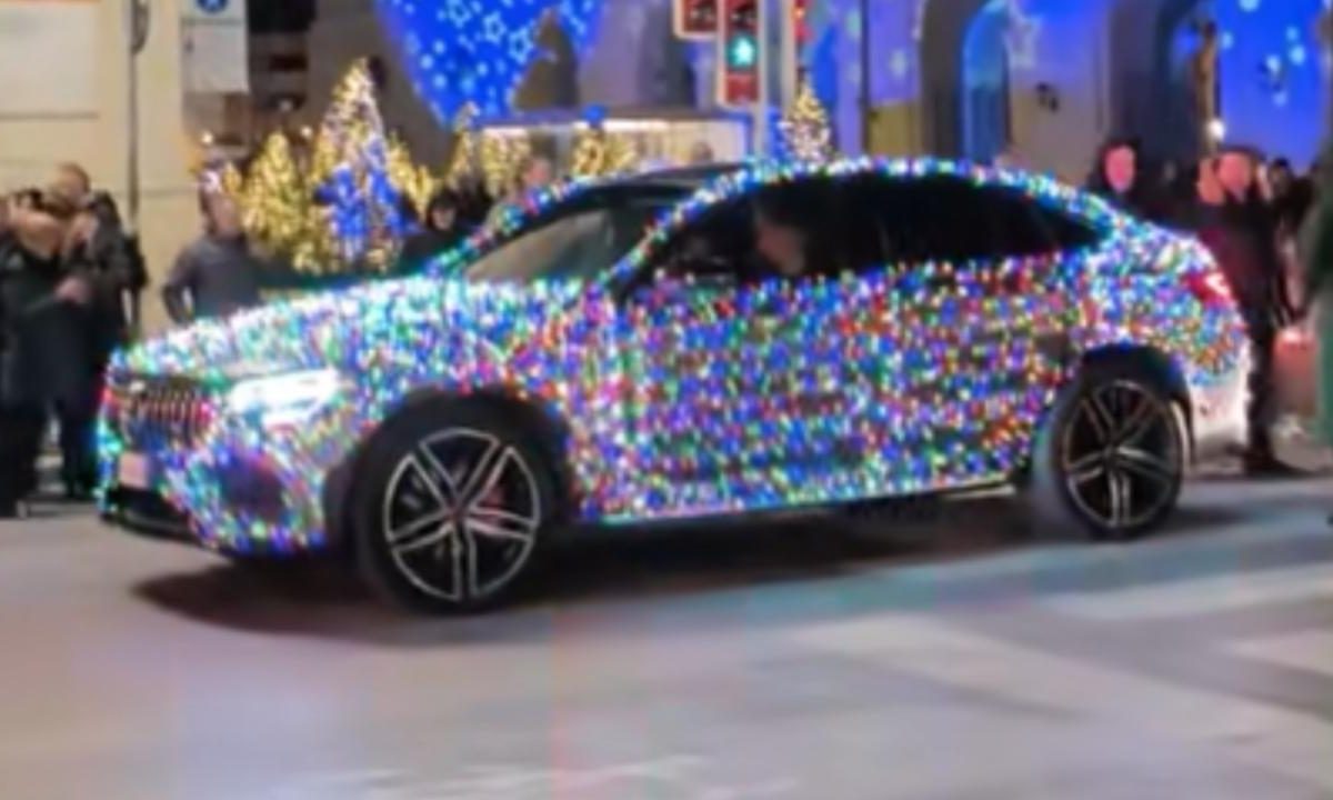 “Indovina la città – livello facile” | Questo ragazzo ha allestito un PRESEPE A 4 RUOTE: luci a non finire e spirito natalizio