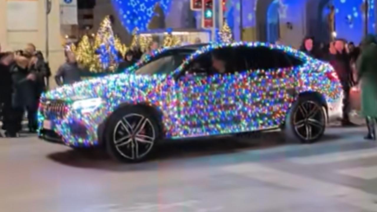 “Indovina la città – livello facile” | Questo ragazzo ha allestito un PRESEPE A 4 RUOTE: luci a non finire e spirito natalizio