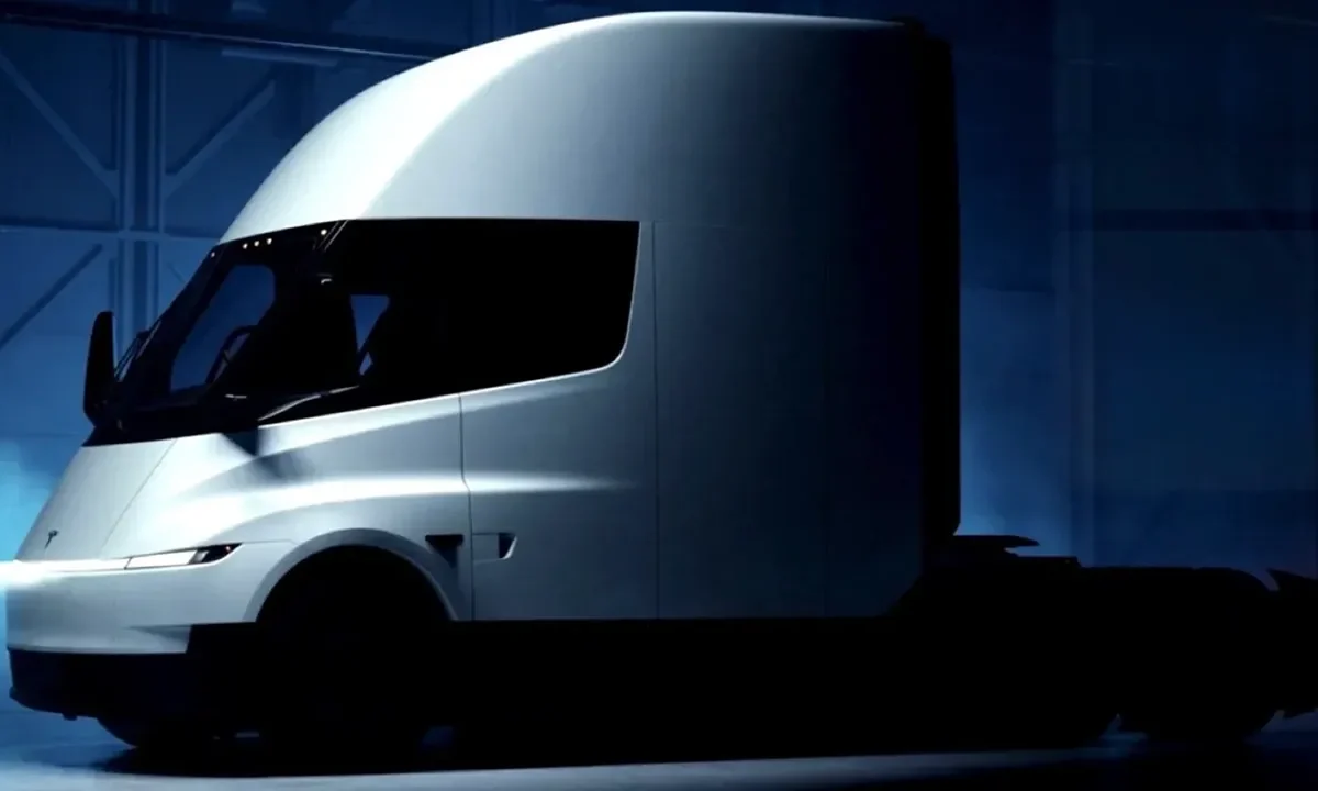 Tesla vuole distruggere Iveco e compagnia cantante: CAMION ELETTRICO in arrivo | Lo useranno i corrieri del 2026