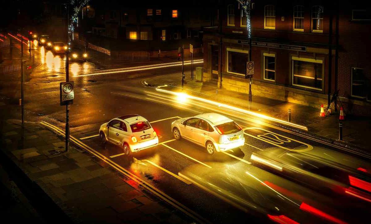 Auto che accelera mentre la superi: come comportarti coi “fenomeni della domenica” | Sono passibili di denuncia