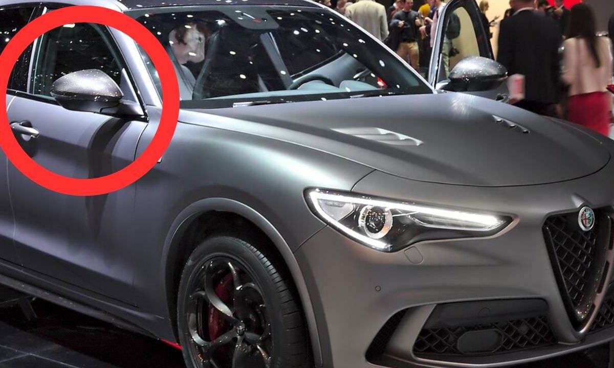 Stelvio Quadrifoglio, scoperto il difetto dello “specchietto-patacca” | Si erano accorti già dal (primo) collaudo ufficiale