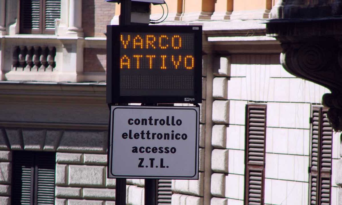 Ponte dell’Immacolata, alle 11:00 scatta la “Trappola della ZTL” | Fanno più multe (e più soldi) per chiudere il bilancio 2025