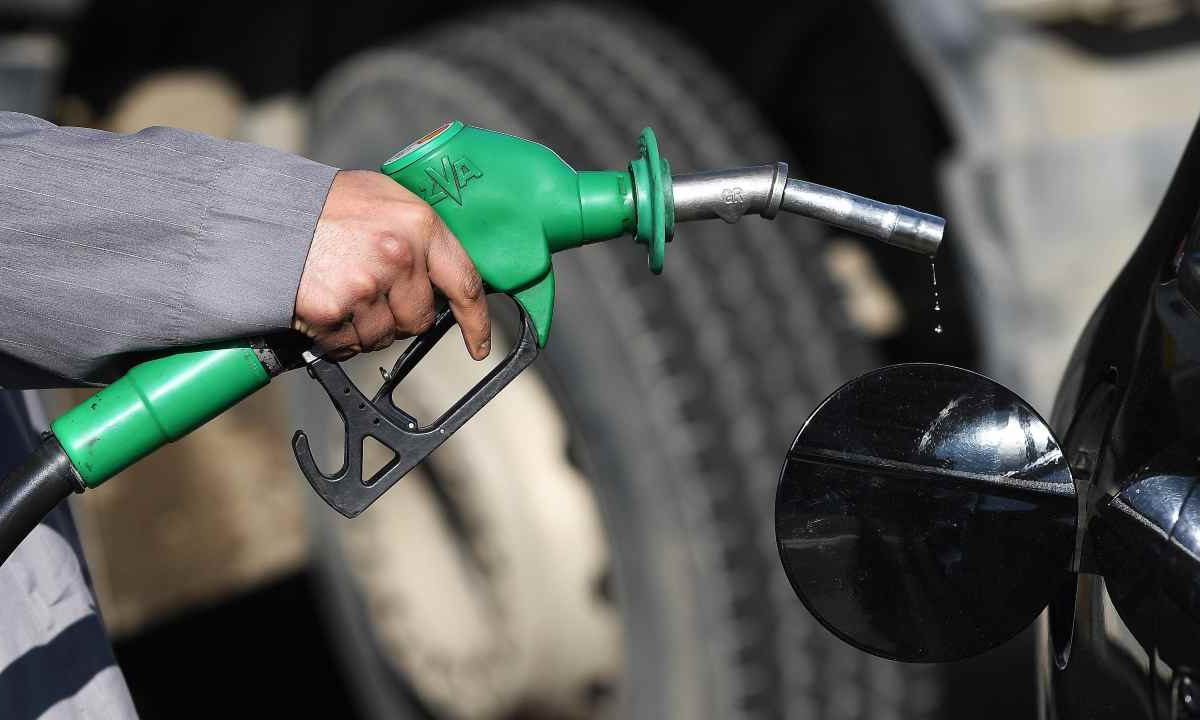 Quanto costava un pieno di benzina nel 2005? 50enne trova scontrino nel vecchio giubbotto di pelle | Ora non ci compri neanche 5 pizze