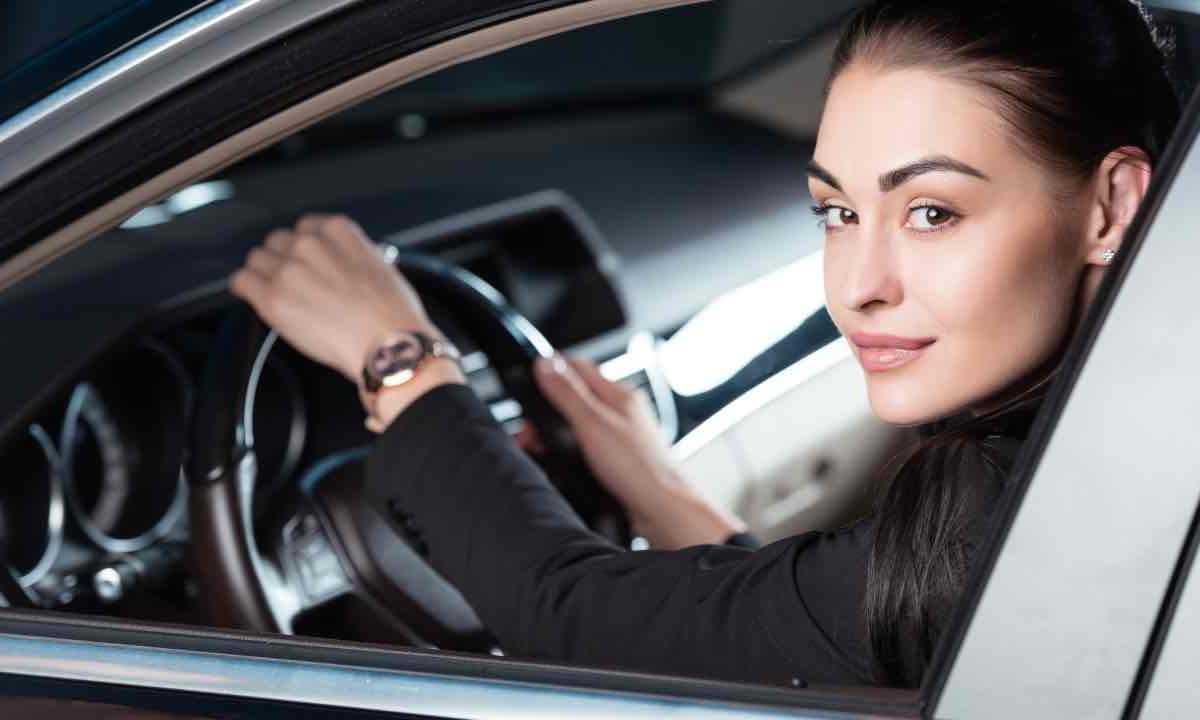 “Hai il seno piccolo? Questa macchina non fa per te” | Questo concessionario ha inserito una “regola” stranissima per comprare la MINI Countryman