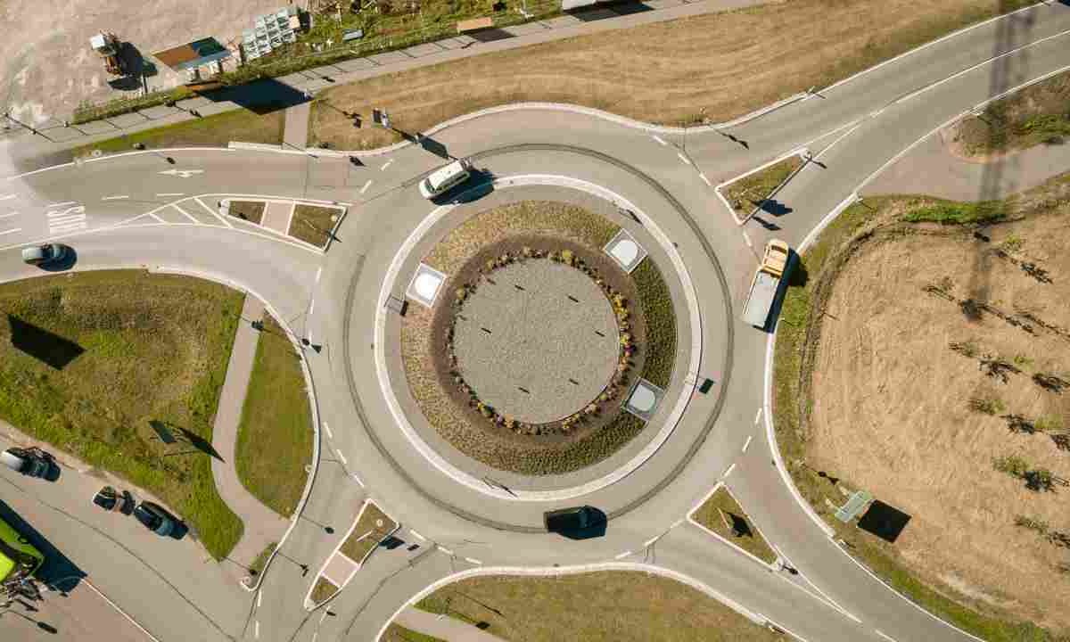 Rotatoria a doppia corsia, in pochi sanno che ti possono multare se prendi la corsia sbagliata | Devi scegliere in base all’uscita