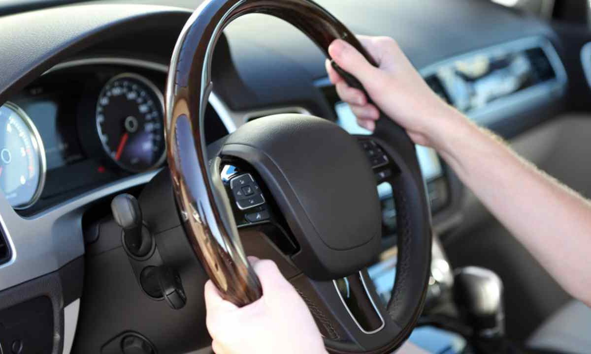 Ufficiale gennaio 2026: addio alle due mani sul volante | Cade la regola storica, ma solo su queste auto